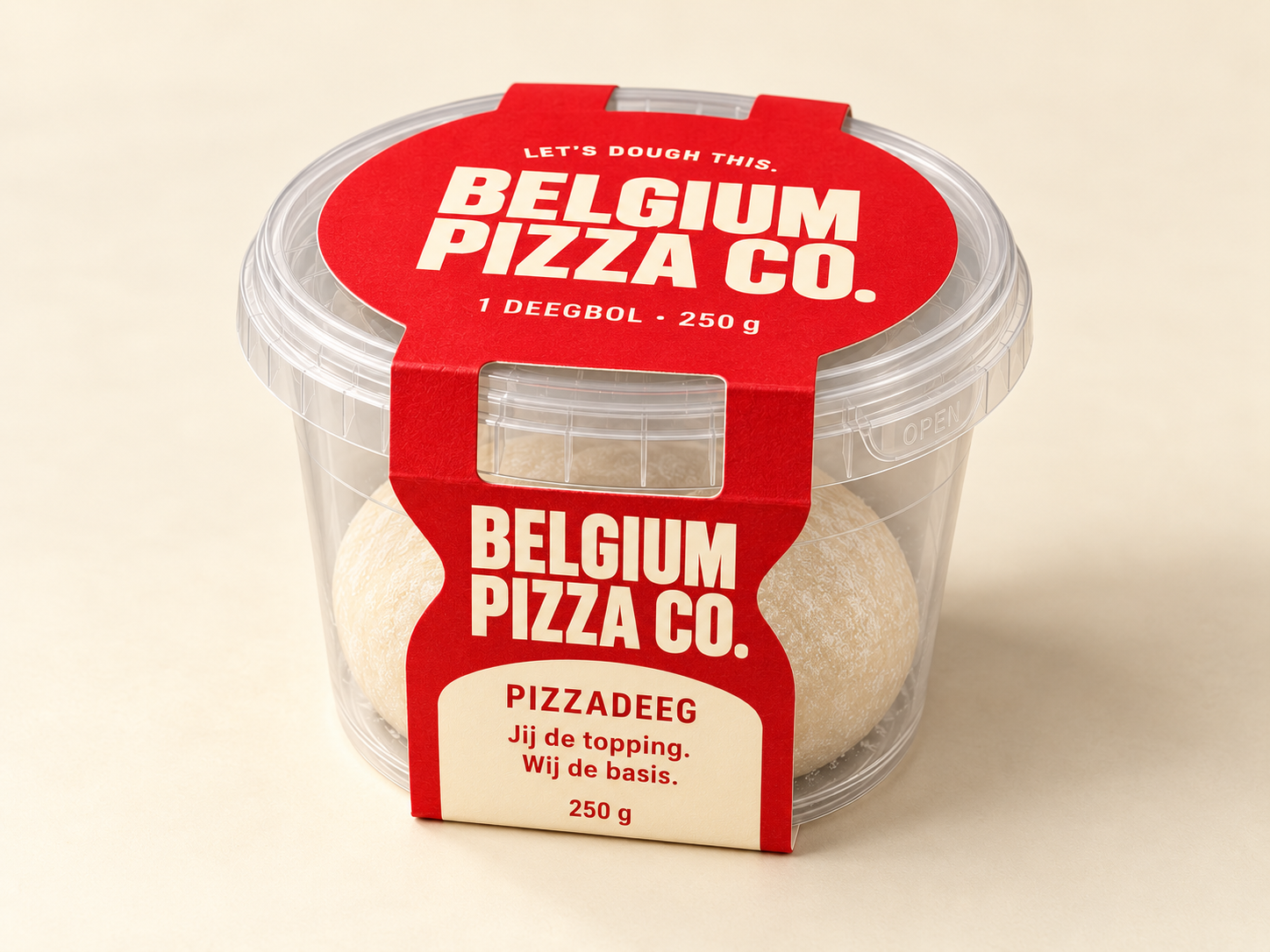 Conceptverpakking: transparante pot met pizzadeeg en rode Belgium Pizza Co. sleeve